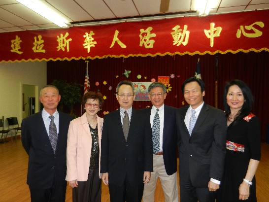 夏處長於4月4日當晚6時30分赴達拉斯華人活動中心參觀，由牟僑務諮詢委員及僑務委員李小濱等陪同參觀後合影。