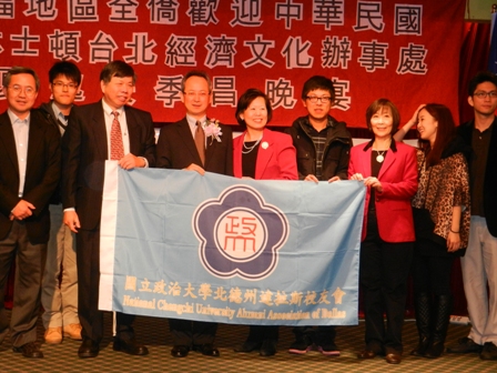 夏處長於達拉斯全僑歡迎餐會中一一與參加僑團代表合影留念。