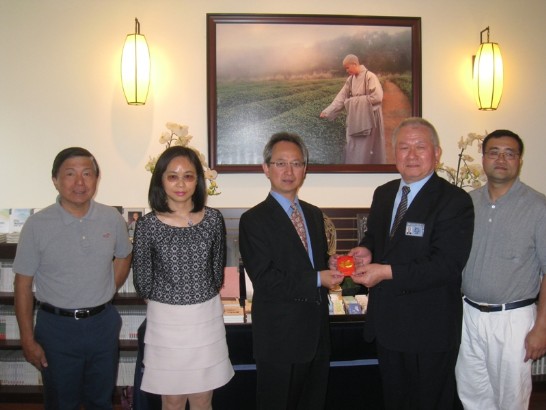 浴佛典禮後，夏季昌處長致贈善款予該會，由黃濟恩執行長代表接受。