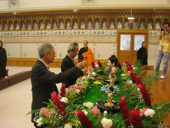 駐休士頓辦事處處長夏季昌應邀參加休士頓中美寺於本(102)年5月12日上午舉辦的浴佛暨母親節祈願法會。