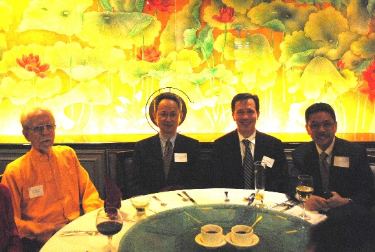 夏處長應邀出席休臺姊妹會本（5）月24日晚6時30分舉辦的2013年春季晚宴，與該會會長Hans Stockton(右二)、前會長William Cunningham(左一)及孫常ㄧ(右一)合影留念。