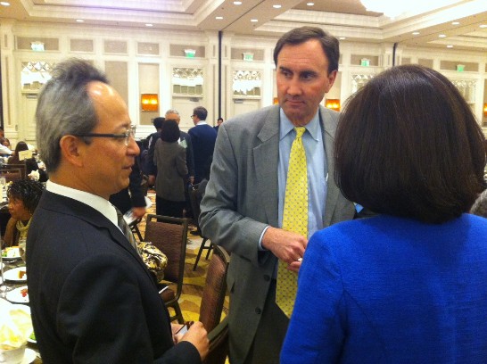 夏處長(左)與聯邦眾議員Pete Olson(R-TX)(中)及本處科技組周組長家蓓(右前)於休市多元高峰會午宴前互動情形。