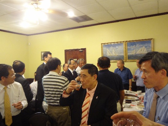 夏處長季昌至各桌向與會貴賓敬酒致意。