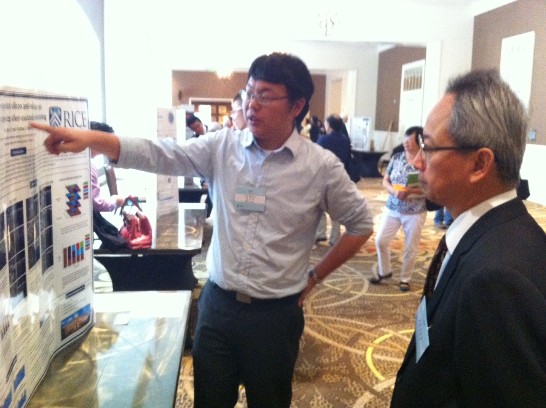 夏處長並於會前參觀我美南留學生論文壁報比賽，於各壁報攤位前聽取學生們介紹研究主題並交換意見。
