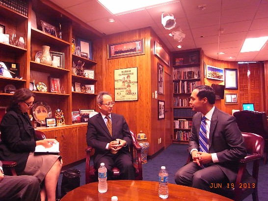 夏季昌處長向Julián Castro市長說明馬總統東海和平倡議等政策