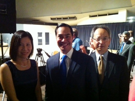 夏季昌處長夫婦於本（7）月12日應聖安東尼市之邀，赴該市德州文化中心（Institute of Texas Cultures），參加由市長Julián Castro所主持之「姊妹市國際會議」（Sister Cities International Conference）歡迎酒會