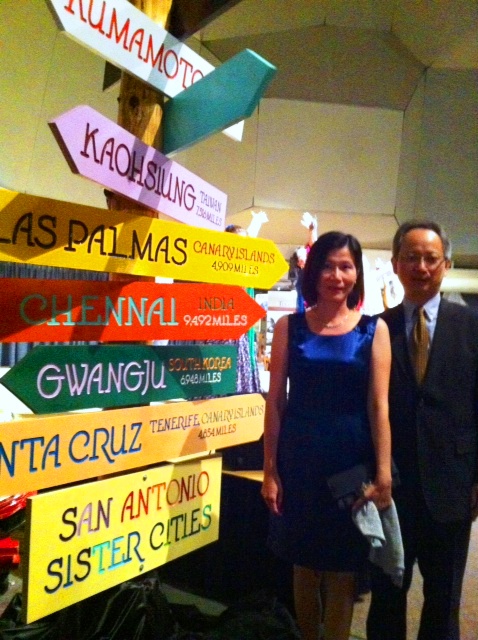 聖安東尼Castro市長另於酒會中揭幕紀念姊妹市情誼裝置藝術，標註各姊妹市名稱，我國高雄市名牌位於正中顯著位置。