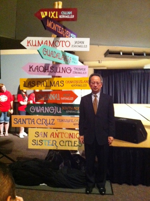 夏處長在姊妹市裝置藝術前留影，我國高雄市名牌居中，其上並標註「TAIWAN」。