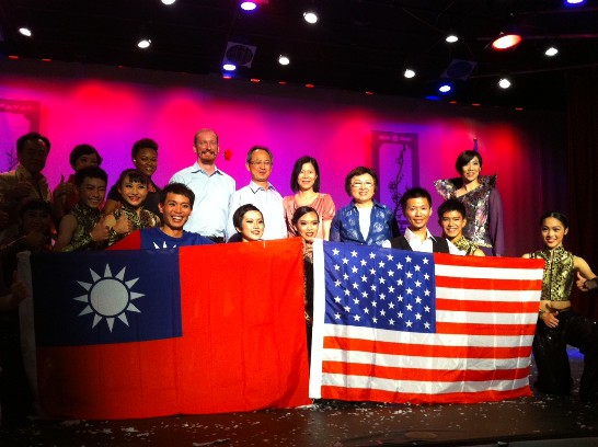 夏處長夫婦、王秀姿僑務委員與梅門功藝坊團員們嘉賓合影留念。