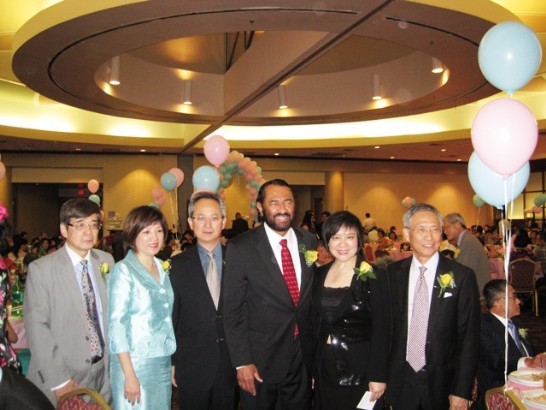 夏處長與美國聯邦眾議員Al Green(右三)、陳前會長詩章等合影。