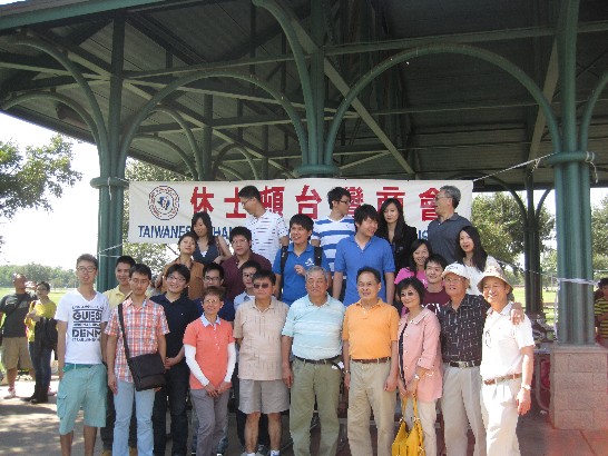 駐休士頓辦事處黃敏境處長夫婦出席休士頓台商會１０３年秋季烤肉聯誼活動。