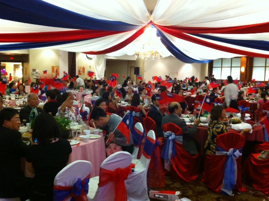 休士頓僑學界人士於103年10月26日慶祝中華民國103年國慶餐會中熱烈揮舞國旗。