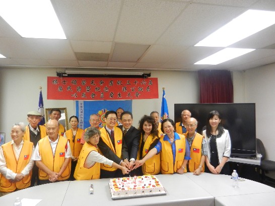 駐休士頓辦事處黃敏境處長出席103年榮民節與休士頓榮光會會員合切蛋糕。
