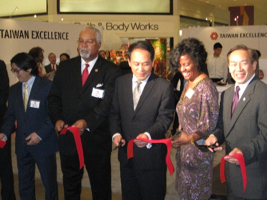 黃敏境處長與休士頓地區政要共同出席「2014年台灣精品體驗展」開幕剪綵儀式。