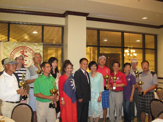 黃敏境處長夫婦與休士頓地區慶祝中華民國103年國慶高爾夫球賽獲獎人員合影。