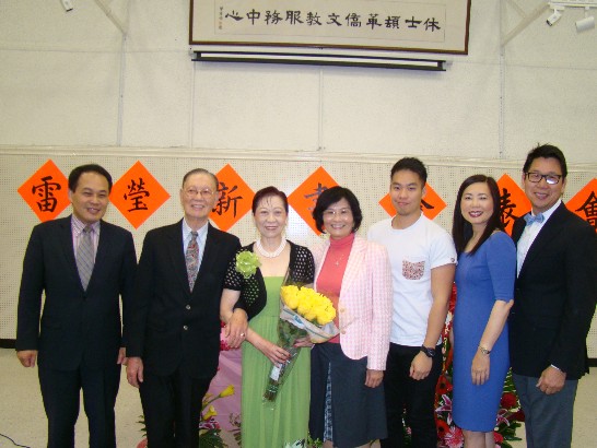 旅美華文作家雷瑩女士及高志新先生於本(103)年11月8日在休士頓僑教中心舉辦「變色的天堂」新書發表會，駐休士頓辦事處黄敏境處長夫婦應邀出席，共計近200名美南地區讀者前往支持。