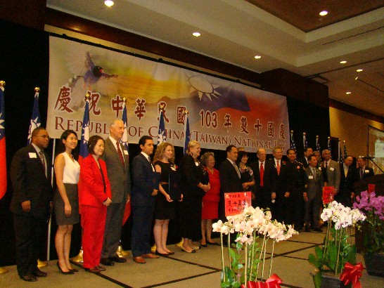 駐休士頓辦事處黃敏境處長夫婦與德州地區政要於中華民國103年國慶酒會上合影。