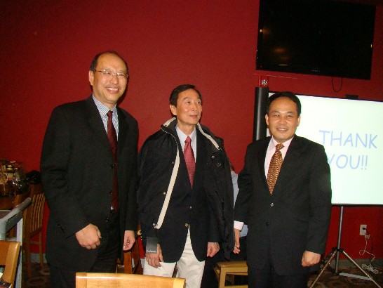 黄敏境處長於103年12月13日應邀出席「美南國建協進會」會長交接典禮，與新任會長王國治博士及卸任會長王家驄博士合影留念。