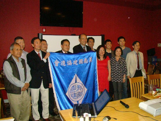 駐休士頓台北經濟文化辦事處黄敏境處長與「美南國建協進會」王國治會長及會員幹部們合影留念。