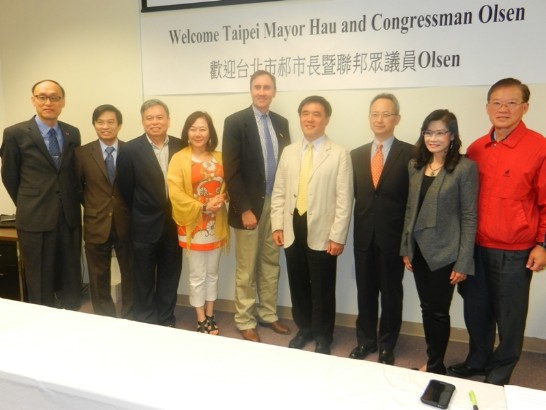 臺北市長郝龍斌乙行14人於本(103)年1月19日(星期日)下午3時30分在前糖城市議員黃安祥辦公大樓會晤聯邦眾議員Pete Olson(R-TX)。會後郝市長偕臺北市議員秦儷舫、林晉章、秦慧珠由駐休士頓辦事處長夏季昌、休士頓臺北姊妹協會(Houston Taipei Society)會長黃登陸陪同與Olson眾議員合影留念。