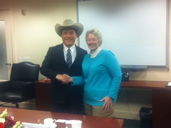 休士頓市長Annise Parker致贈牛仔帽給臺北市長郝龍斌留念。