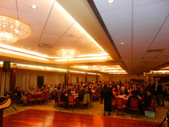 休士頓僑界於1月19日晚6時30分在鳳城海鮮酒家舉辦全僑歡迎臺北市長郝龍斌晚宴，當晚中外貴賓3百餘名參加。