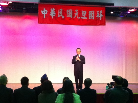 夏處長致詞表示，國旗升起時，晴空乍現，預告著中華民國嶄新的一年將充滿機會及希望。去年世界經濟論壇(WEF)公佈之全球競爭力評比，我國於148個國家及經濟體中名列第12位，比前年進步1名，顯見我經濟實力及表現仍維持相當水準，過去5年來我政府努力推動進行落後之產業轉型、結構調整，並積極加快區域經濟整合速度，於99年與中國大陸簽署「經濟合作架構協議」(ECFA)、100年與日本簽署「台日投資協議」、102年與美國恢復「貿易暨投資架構協定」(TIFA)協商，並於同年與紐西蘭簽 「台紐經濟合作協定」、與新加坡簽署「台星經濟夥伴協定」，未來將持續爭取與東協、歐盟簽署經濟合作協定，以及爭取加入「跨太平洋經濟夥伴協定」(TPP)與「區域全面經濟夥伴協定」(RCEP)。馬總統已宣示未來一年全民團結拚經濟將是我政府最重要的工作，包括落實6海(港)、1空(港)及8處自由經濟示範區、提昇公共投資、促進創業投資以及推動土地活化及都市更新等，持續為我國際競爭力升級。為配合政府整體方針，辦事處未來將更努力推動與德州及轄內各州之經貿合作關係，並提昇服務品質，期盼僑胞先進繼續給予支持並不吝指教。最後並祝福所有僑胞朋友新年愉快，身體健康、萬事如意，中華民國國運昌隆。