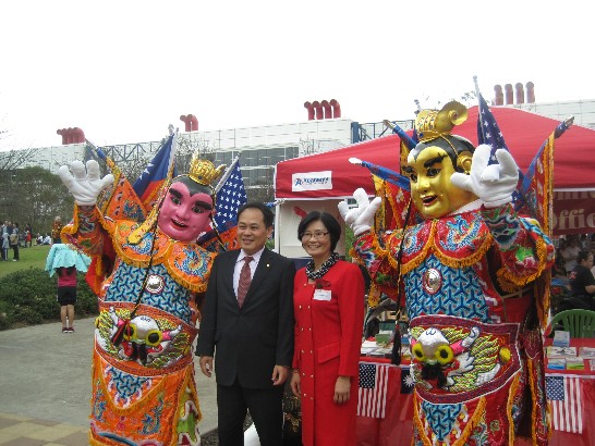 駐休士頓台北經濟文化辦事辦事處處長黃敏境夫婦於本(104)年2月21日出席在休士頓Discovery Green Park所舉行之美南新聞春節園遊會與電音三太子合影。