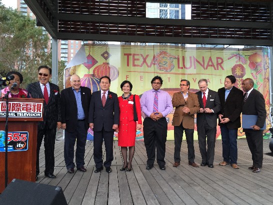 聯邦眾議員Sheila Jackson Lee (左一)邀請駐休士頓辦事處處長黃敏境夫婦(左四、左五)上臺，與美南新聞集團董事長李蔚華(左二)及德州州眾議員Gene Wu (右二)等對休士頓文化多元有貢獻之各界人士共同接受L眾議員之表揚與致敬。