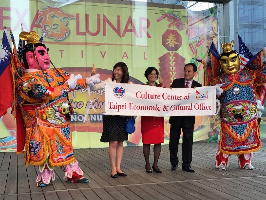 駐休士頓辦事處處長黃敏境夫婦(右一及右二)、僑教中心主任莊雅淑(左一)與電音三太子一起在舞臺上向觀賞表演的來賓致意。