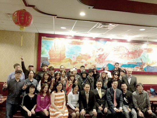 駐休士頓辦事處黃敏境處長夫婦(中坐者)與參與2015年德州奧斯丁南方音樂節演出的全體團員合影。