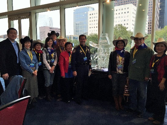 黃敏境處長夫婦於休士頓牛仔節貴賓早餐會，與德州州眾議員Gene Wu (D-TX) (左一)、Harris County警長Adrian Garcia (右四)及僑界代表合影。