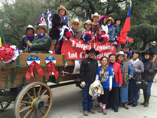 黃敏境處長夫婦於104年2月28日參加休士頓牛仔節遊行，與我遊行隊伍及懸掛中華民國國旗之馬車合影。