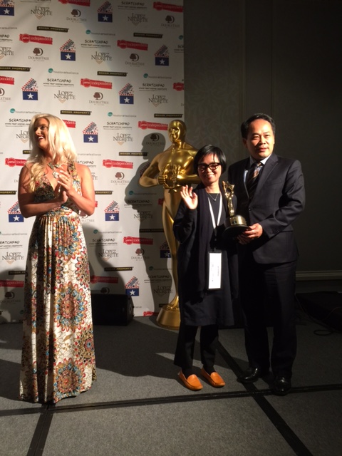 黃敏境處長於2015年4月18日晚出席第48屆休士頓國際影展並陪同獲得首獎最佳劇情片獎的台灣影片「相愛的7種設計」監製魏瑛娟上台領獎。