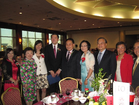 黃敏境處長夫婦於本(104)年3月28日出席休士頓安良工商會春節聯歡會與德州州眾議員Gene Wu(左四)等合影。