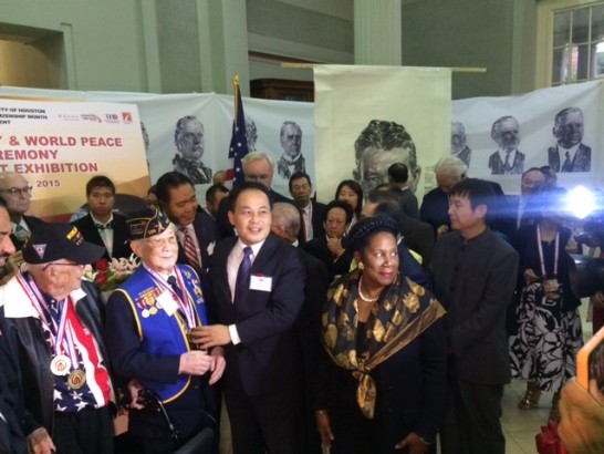 本處黃敏境處長應邀於畫展揭幕儀式上頒贈紀念章予二戰老兵。