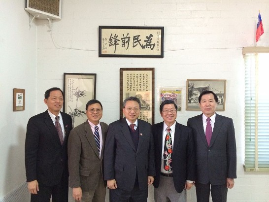 照片從左至右分別為洛僑中心副主任丘昌生、北架斐中華會館副主席高肇麟、本處處長令狐榮達、北架斐中華會館主席梁季熙、洛僑中心主任梁崇禮。