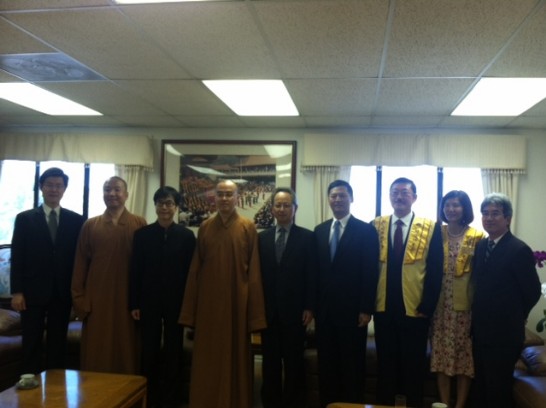 照片由左至右，洛僑副主任黃慶育、西來寺監院慧浩法師、洛僑主任翁桂堂、西來寺住持慧東法師、