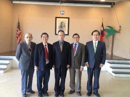 照片從左至右分別為北架斐英端工商會元老李植灼、北架斐中華會館梁主席季熙、本處夏處長季昌、北架斐中華會館高副主席肇麟、本處黃副組長韋仁。