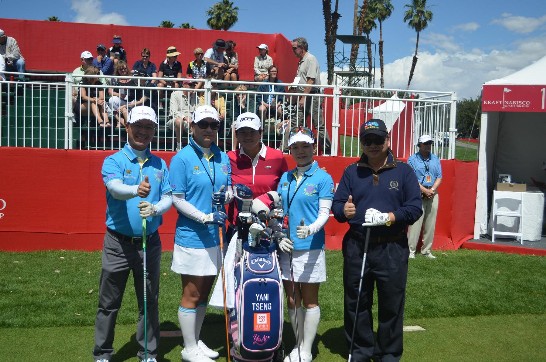 令狐處長（右一）於第一洞開球前與曾雅妮（中）合影，左一為「裙襬搖搖高爾夫球基金會」會長王政松