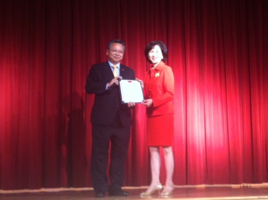 103年6月14日令狐處長出席南加州合唱團聯合演唱會，並致贈賀狀予其召集人彭美杏。