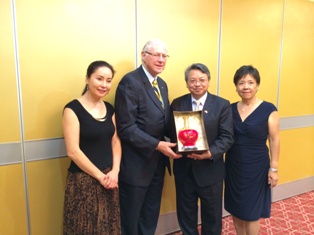 令狐處長致贈我文物瓷器為惜別禮予A郡監督