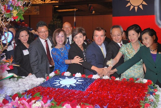 夏處長夫婦與美聯邦眾院外交委員會主席Ed Royce、美聯邦眾院亞太裔國會議員連線主席趙美心及加州州眾議員Young Kim等貴賓合切國旗大蛋糕。