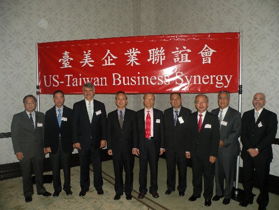 經濟組於10月15日假聖蓋博市希爾頓飯店與舉辦第4次台美企業聯誼會(Taiwan-US Business Synergy)，邀請愛迪生能源集團(Edison Energy Group)總裁Ronald Litzinger以「未來十年綠色能源的展望」為題發表演講、另由美國傑出台商大成不鏽鋼公司(Ta Chen Intl Stainless &amp; Aluminum Co.,Ltd.)謝董事長榮坤分享創業及成長心路歷程，共有80餘位台美企業高階主管應邀出席。
