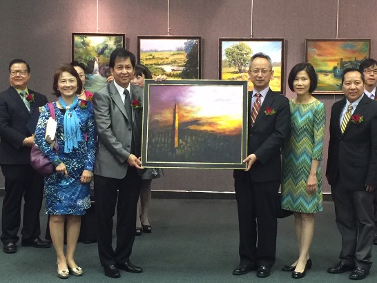 參展藝術家李誌德致贈所繪101照片致贈本處夏季昌處長，照片從左至右：