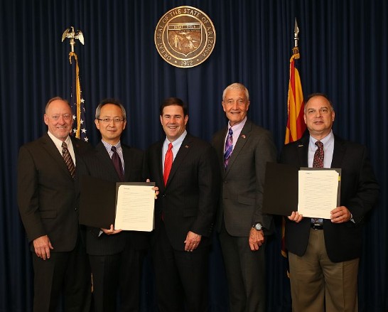 自左至右： 亞歷桑納州州議員Rick Gray, 夏處長，亞歷桑納州州長Doug Ducey, Chandler市議員Jack Sellers, 交通廳長John S. Halikowski.