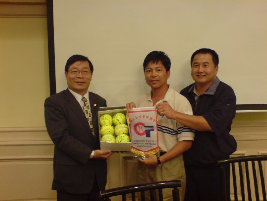 張總教練致贈趙副處長中華女壘國家代表隊簽名球留影