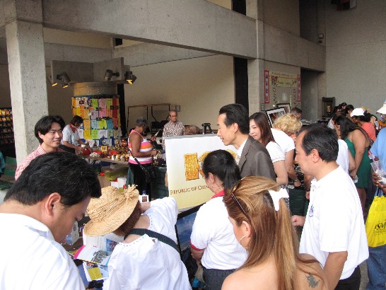 Public visits photo exhibition in celebration of the Republic of China’s centennial year