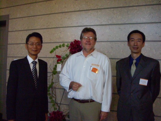 珊瑚閣市之美術館，經過2年餘之整建，特擇於2010年10月10日舉行開幕儀式，牟處長華瑋應邀參加開幕酒會與美術館館長Steven Klindt合影。