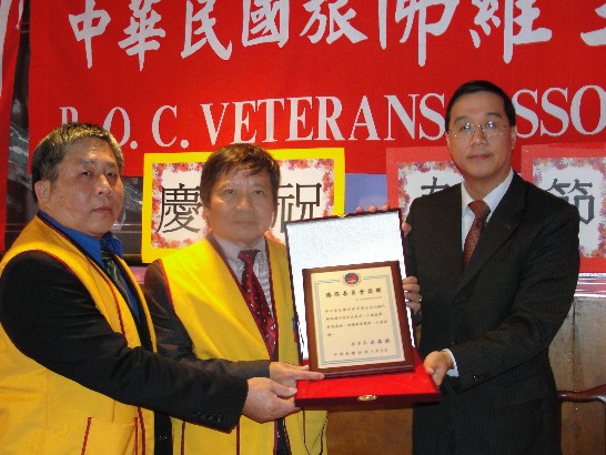 曹處長（右一）與榮光會農會長榮華（左一）及葛前會長鴻遠（中）合影